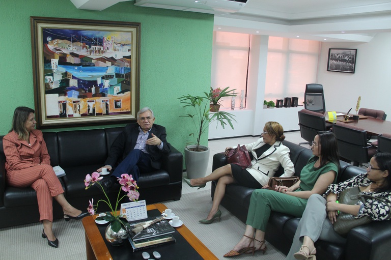 À Superintendente do HU-UFMA, Joyce Santos Lages e à Presidente do TRT16R - Desembargadora Márcia Andrea 2.jpeg