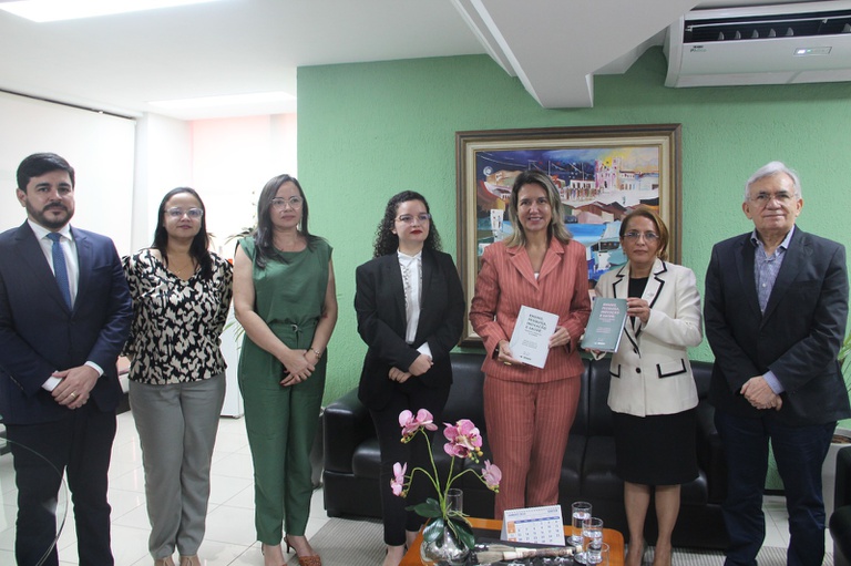 À Superintendente do HU-UFMA, Joyce Santos Lages e à Presidente do TRT16R - Desembargadora Márcia Andrea 3.jpeg