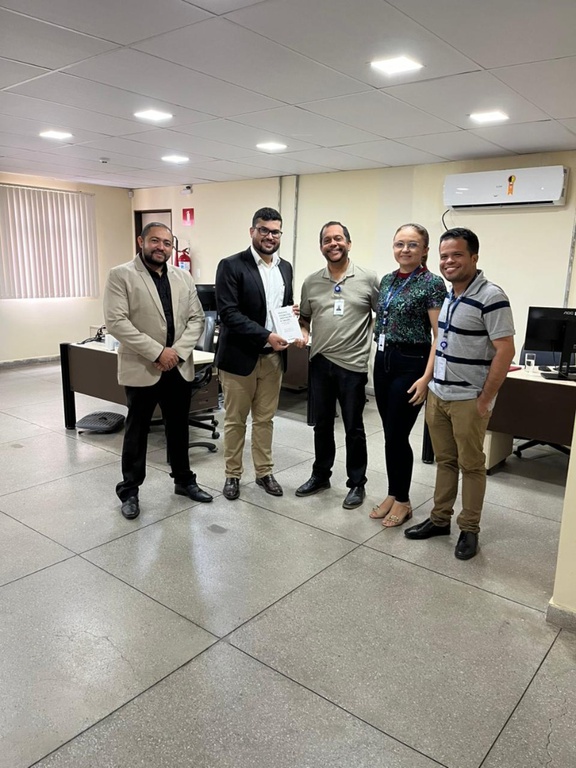 À Superintendente do HUJB, Ana Paula Oliveira da Silva e ao Chefe de secretaria, Aldrovando Paulo da Silva Filho.jpeg