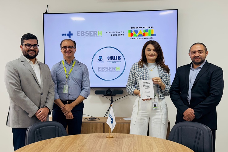 À Superintendente do HUJB UFCG, Ana Paula de Oliveira  e ao chefe da GAS, José Dilbery de Oliveira.jpeg