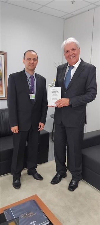 Ao Superintendente do HC-UFG, José Garcia Neto e ao presidente do (TRT) da 18ª Região, Eugênio Cesário.jpg