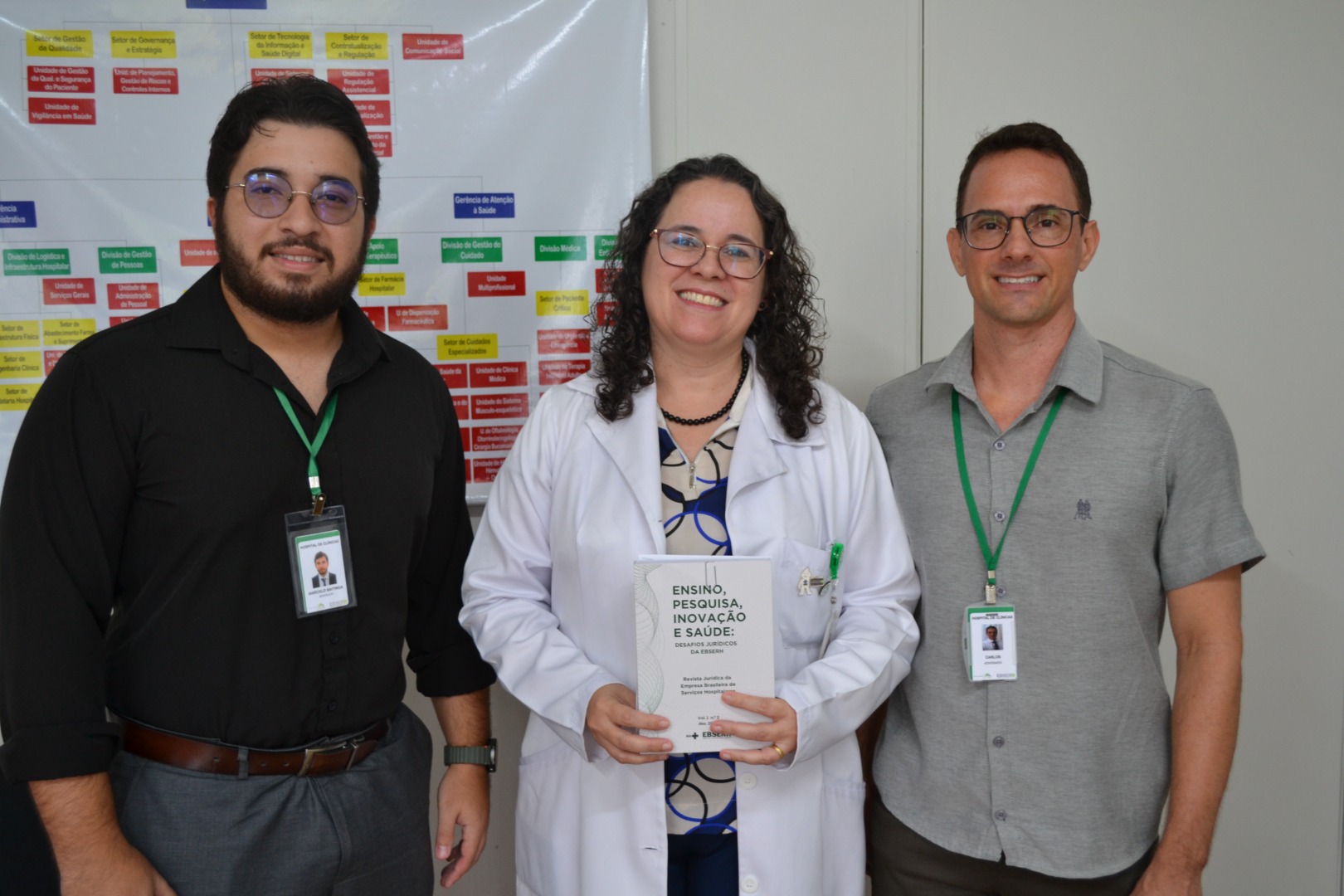 Entrega dos exemplares da 2ª edição da Revista jurídica da Rede Ebserh