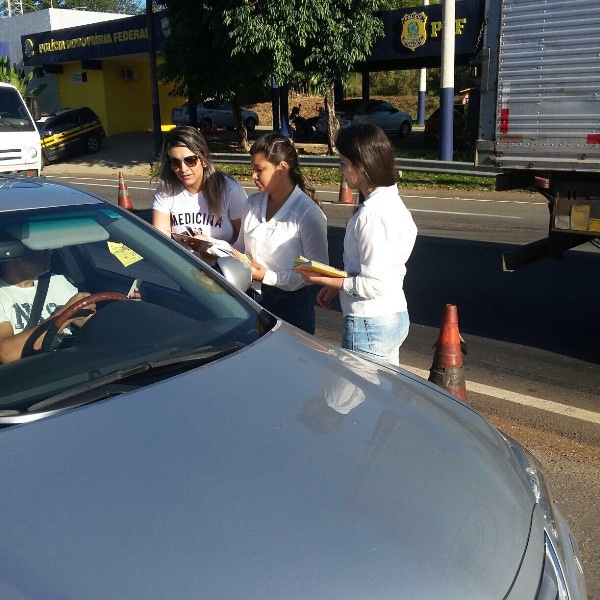 foto04-operacaonaprf-18demaio-abordagemaosmotoristasnarodoviajpg