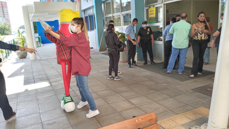Colaboradoras do GTH dançando com o Hemolito.jpg
