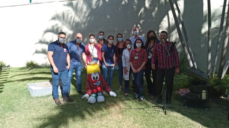 Equipe reunida no jardim do Bloco Ambulatorial.jpg