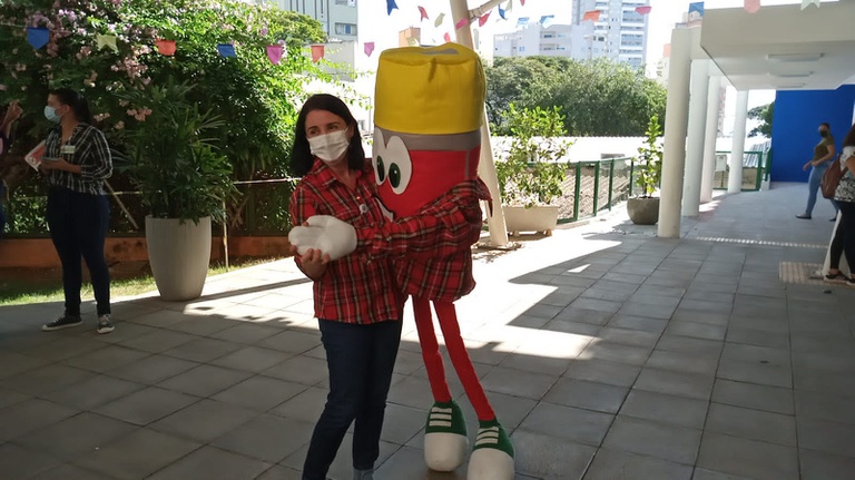 Letícia Aparecida Silva dançando com o Hemolito.jpg