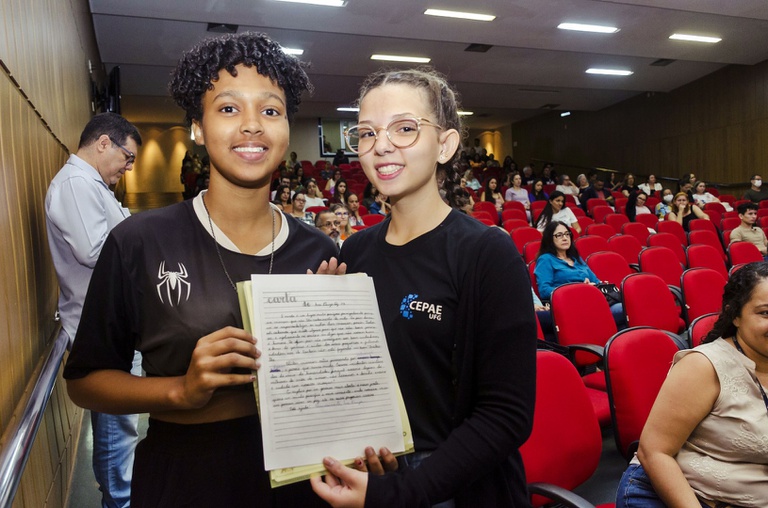 Meninas do CEPAE-UFG - Leitura da Carta aberta sobre o tema.jpg