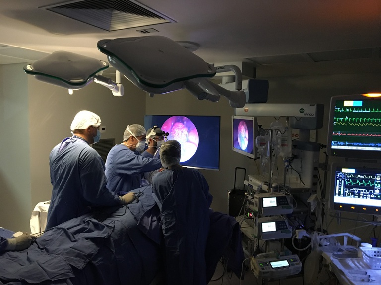 Cirurgia Endoscópica endonasal.JPG