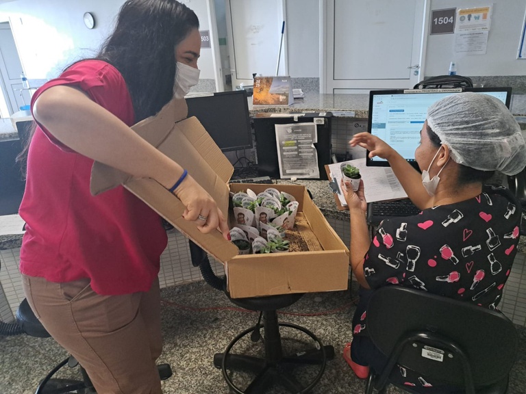 Entrega de lembrancinhas - Dia das Mães 2 - UDP.jpeg