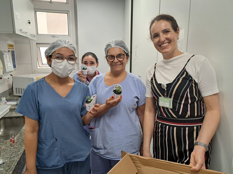 Entrega de lembrancinhas - Dia das Mães - UDP.jpeg