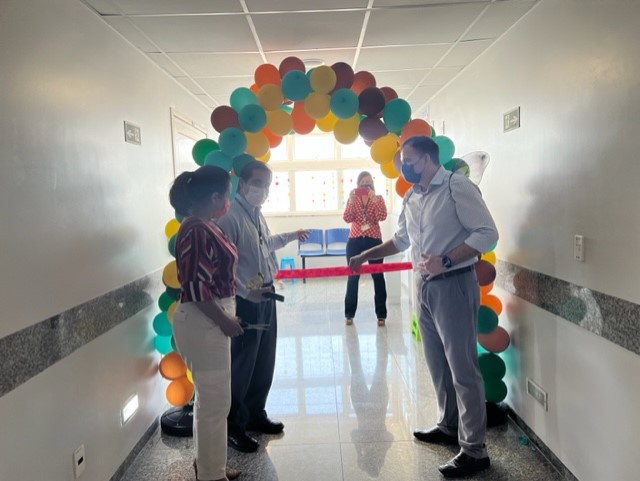 Corte da fita de inauguração da Brinquedoteca.jpg