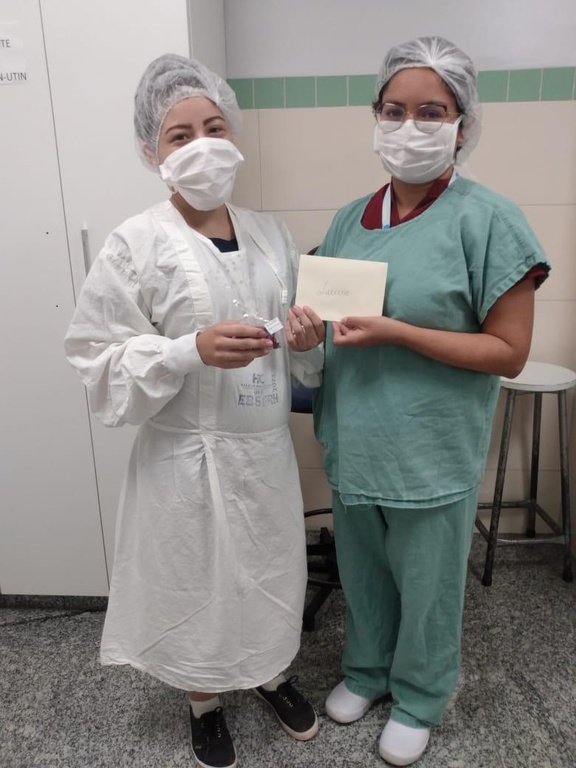 Ação - Dia das Mães - UTI Neonatal - entrega das cartas.jpeg