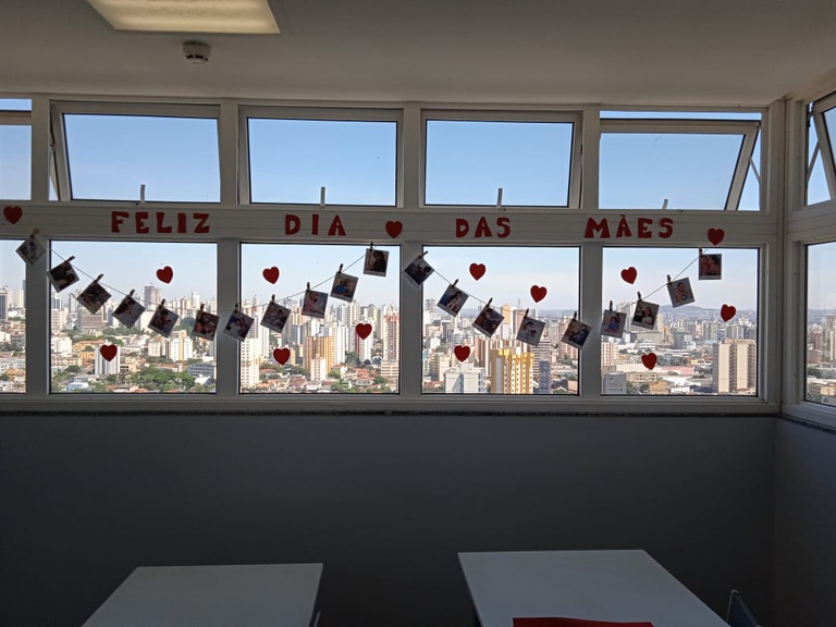 Clínica Pediátrica - Mural com exposição de fotos das mães e seus filhos.jpeg