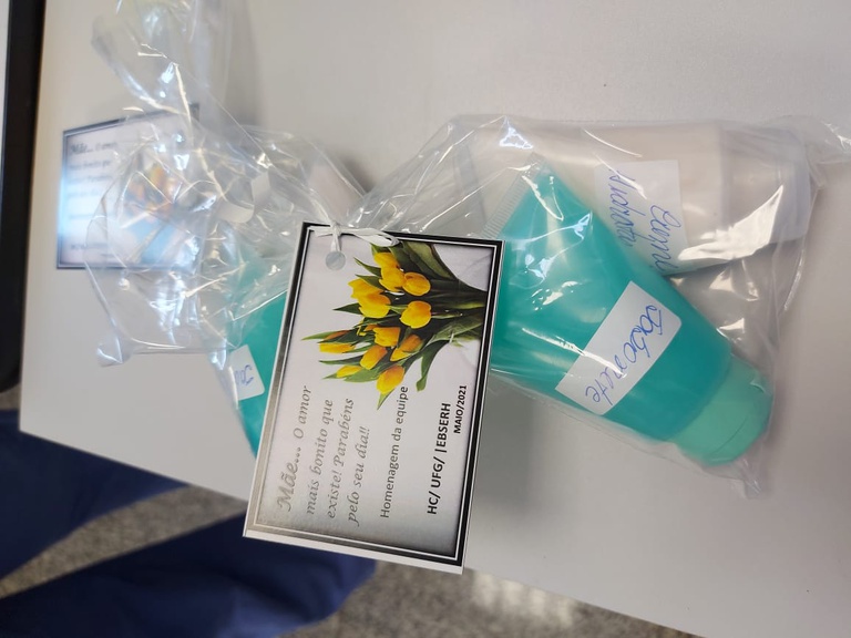 UTI Adulto e Covid - kits de higiene e cartãozinho para as mães internadas