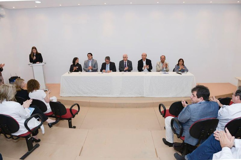 foto01-mesadeautoridadesnainaugurac3a7c3a3odaressonanciamagneticajpg