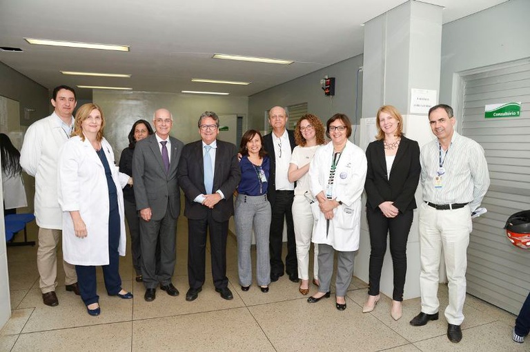 foto07-inaugurac3a7c3a3odonovoespac3a7odafarmaciaambulatorialjpg