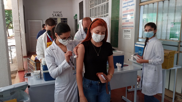 Antônia Amanda Vieira de Sousa sendo vacinada.jpg