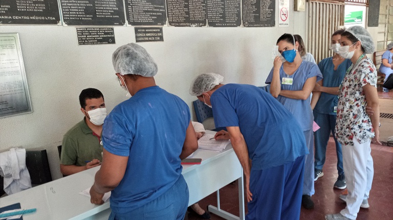 Fila de vacinação.jpg