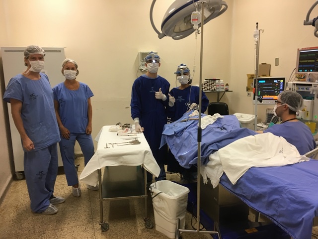 foto11-equipemc3a9dicadurantecirurgiajpg