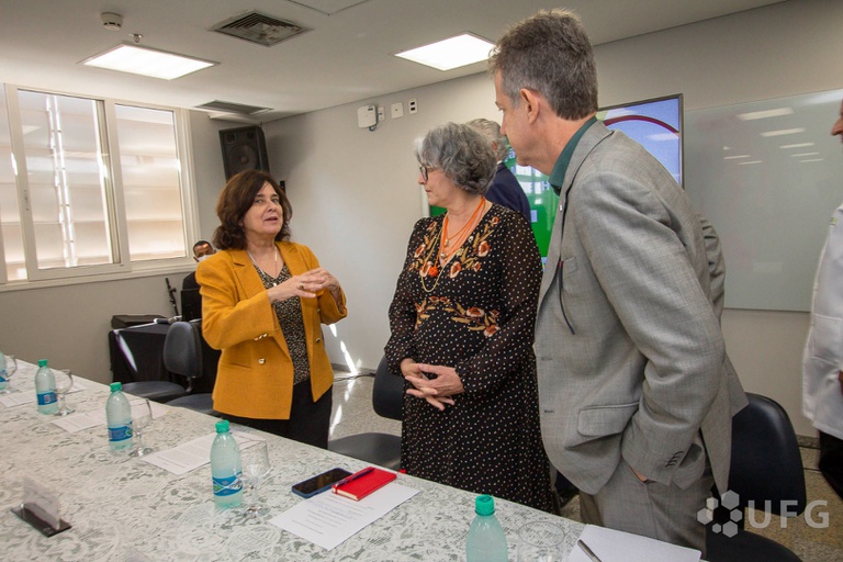 Conversa da Ministra da Saúde com a reitora Angelita e o presidente da Ebserh Arthur Chioro.jpg