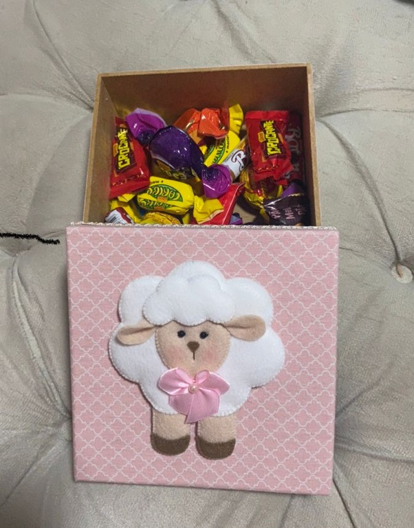 Caixa de bombons com chocolate - Páscoa na Hemodiálise 2023.jpeg