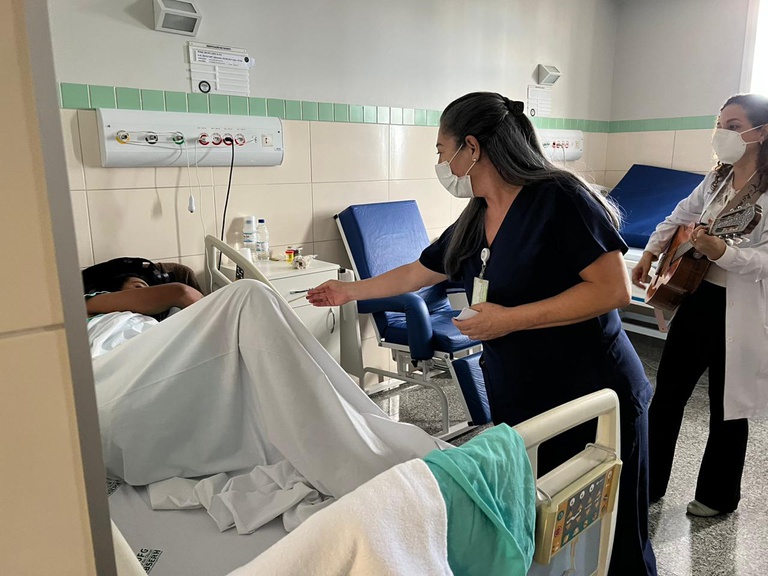 Entrega de mensagem de Páscoa para pacientes internados.jpeg