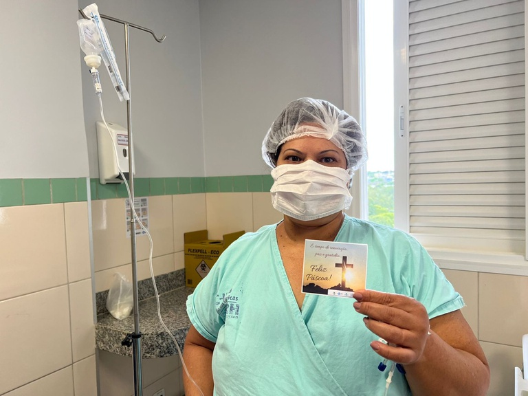 Entrega de mensagens aos pacientes internados - foto 01.jpeg