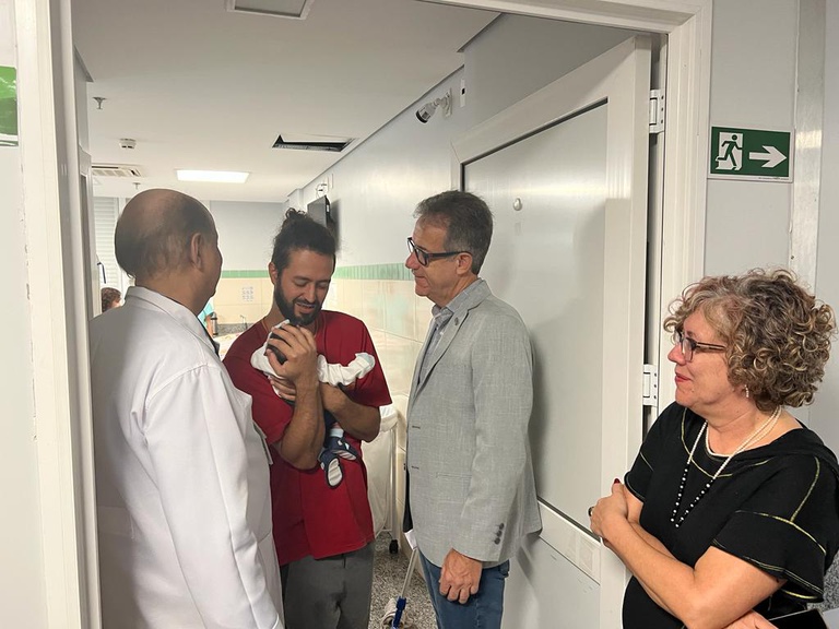 Visita a Maternidade - Arthur Chioro conversa com pai de bebê da Maternidade.jpeg