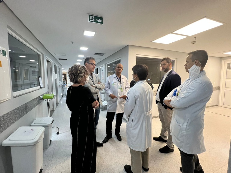 Visita a UTI Adulto - conversa com o chefe da UTI - Helder Takaoka.jpeg