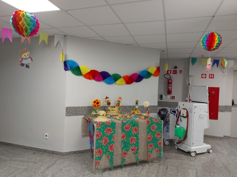 Foto 02 - Decoração Junina na UTI Adulto.jpeg