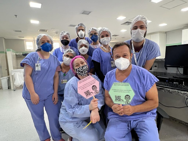 Equipe da UEG e profissionais da UTI Adulto do HC.jpeg