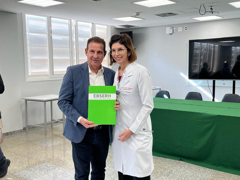 Lorena Junqueira e senador Vanderlan - solicitação de equipamento para a Pneumologia.jpeg