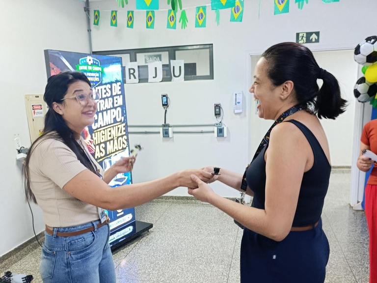 Entrega de lembrancinhas na entrada dos colaboradores do hospital.jpg