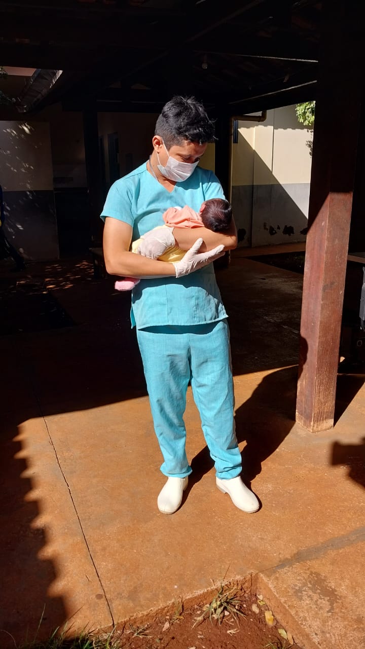 A resident from HU-UFGD attending to an indigenous pediatric patient