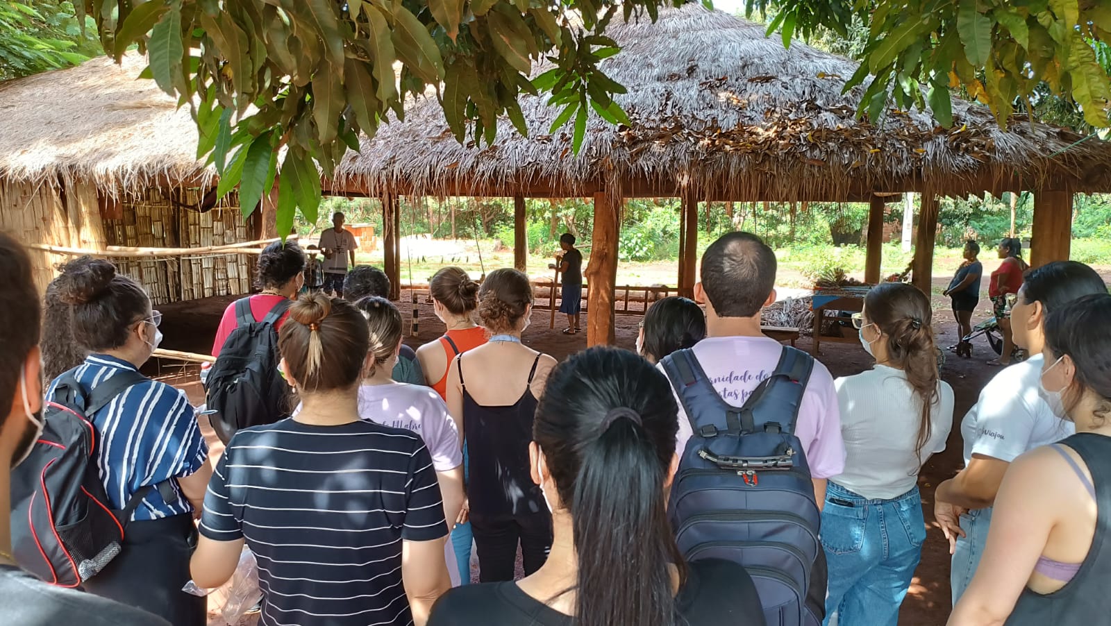 Residentes llegando a la aldea
