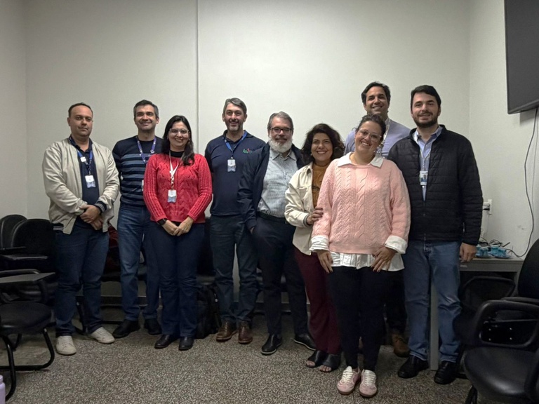Gestores do HU-UFGD reunidos com pesquisadores da Fiocruz.jpeg