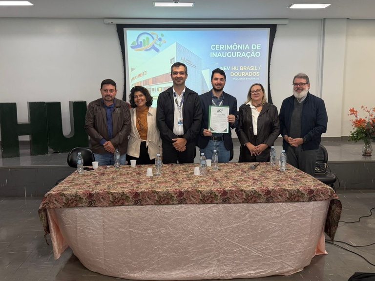 Gestores do HU-UFGD, vice-reitora, secretário de saúde com documento assinado que firma pacto institucional.jpeg