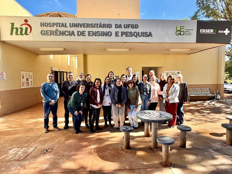 Participantes da 6ª RESSatona posam para foto na área externa da biblioteca do HU-UFGD.jpeg
