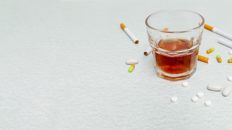 copie-o-espaco-de-vidro-com-alcool-e-cigarros.jpg