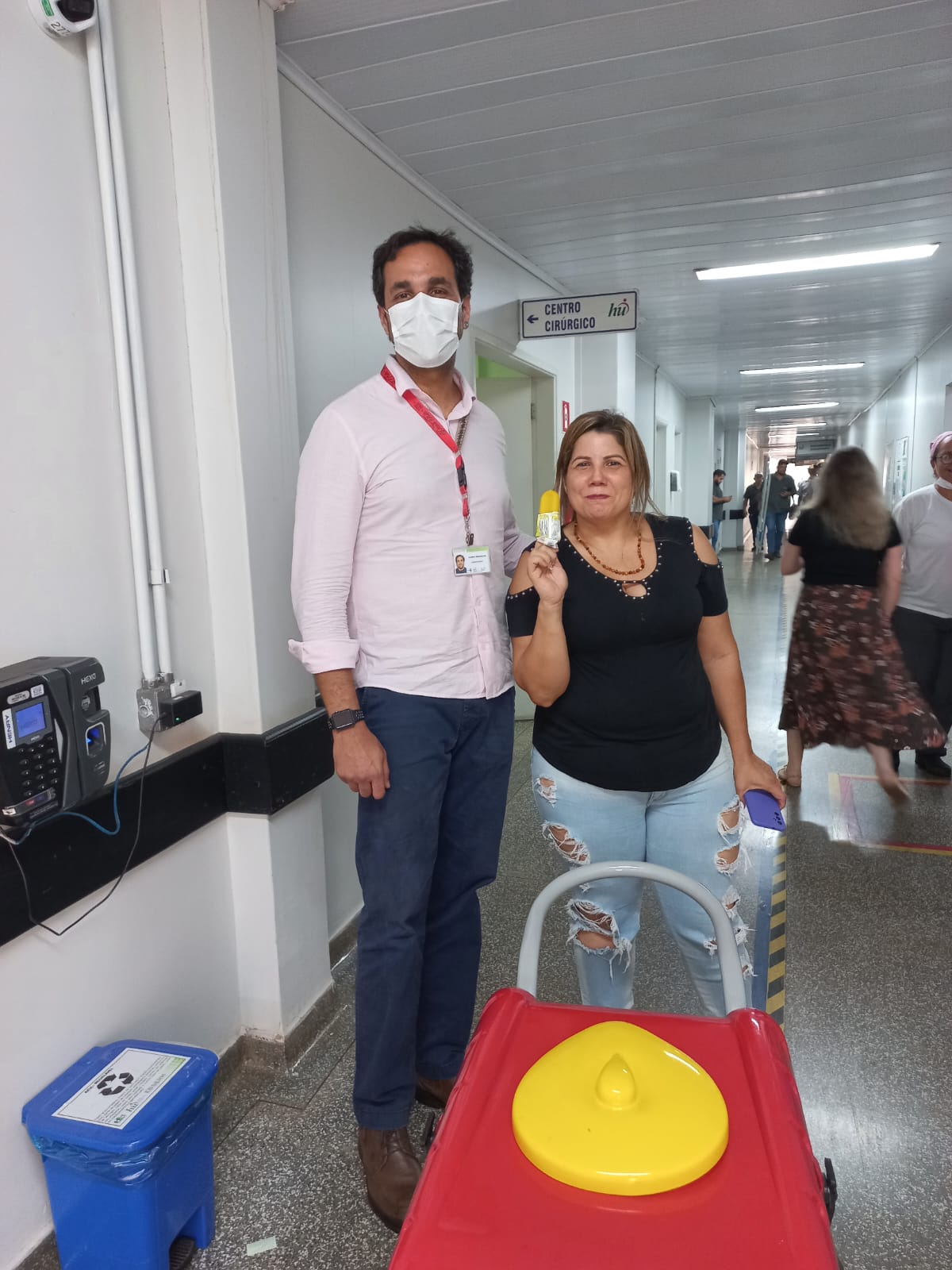 Superintendente do HU-UFGD entregou pessoalmente alguns picolés pelo hospital 