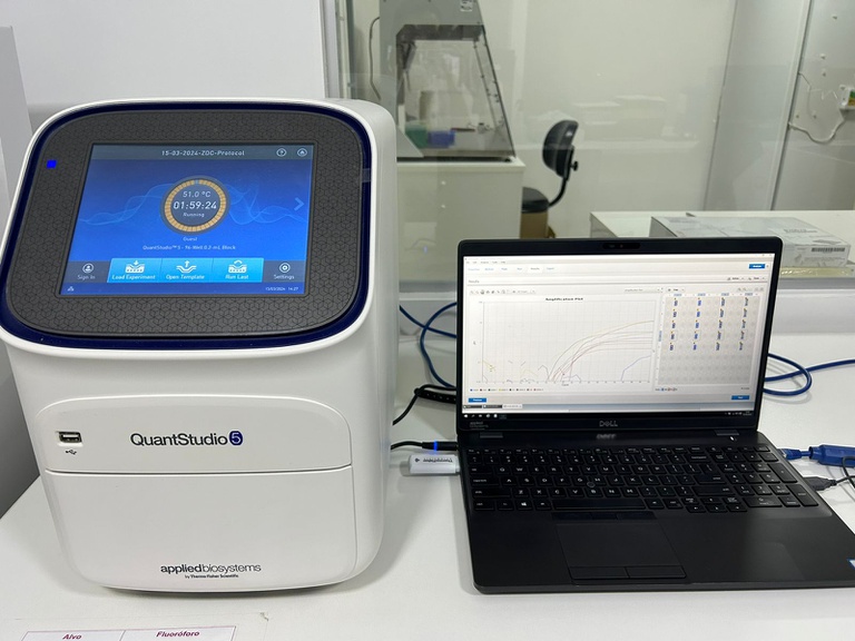 Equipamento realizando o exame de detecção da dengue no HUB-UnB