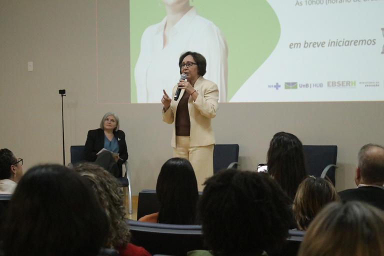 Fátima Sousa, superintendente do HUB, durante fala de abertura, no Auditório 1 (foto: Comunicação/HUB)