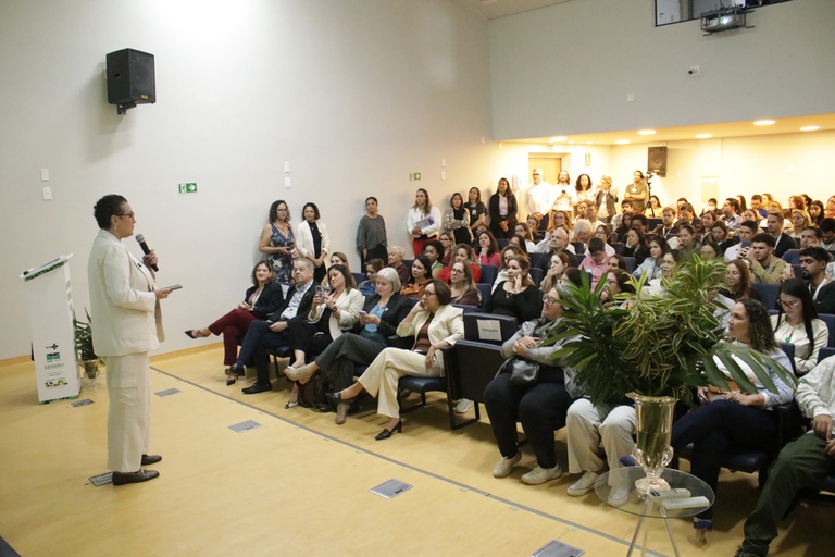 Tarciana Medeiros ministrando palestra no HUB (foto: Comunicação HUB)