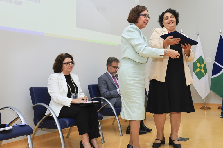 A ex-superintendente do HUB Elza Noronha recebe homenagem de Fátima de Sousa