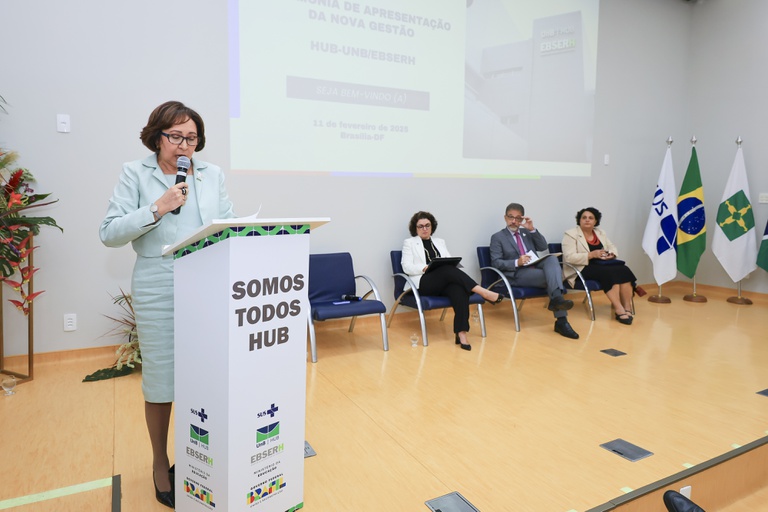 Fátima de Sousa realiza discurso durante a cerimônia de apresentação (foto: William Saldanha)