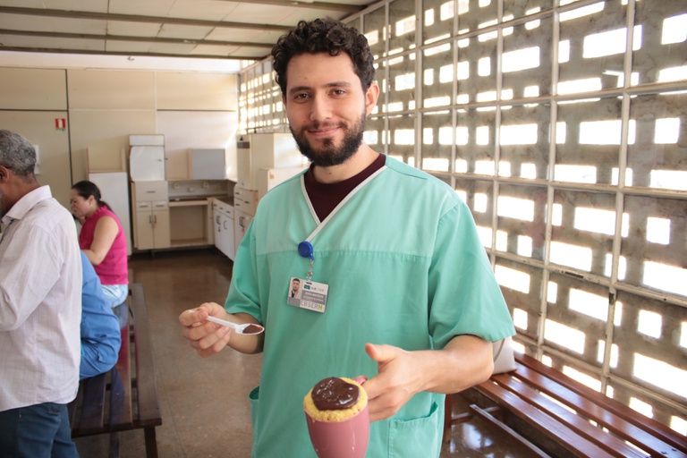 Participante da oficina de bolo de caneca, João fez um sabor banana com aveia (foto: Elizabeth Souza/Ascom-HUB)