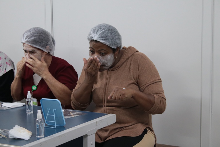 Edi Marcelina durante a sessão de skincare oferecida na IX Semana de Enfermagem