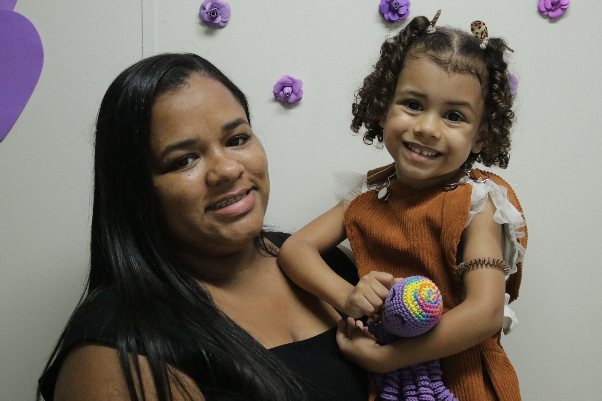 Raquel dos Santos e sua filha, Maria Eloá, durante o evento sobre Novembro Roxo no HUB