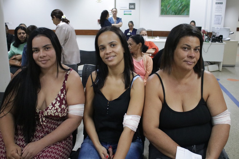 Verônica e suas filhas, Jéssica dos Santose e Vitória Hilário após realizarem implante do Implanon