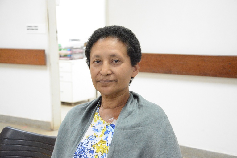 Maria da Cruz, 54 anos, aguardando sessão de radioterapia no HUB, durante Dia E - HU Brasil (foto: Unidade de Comunicação HUB)